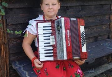LENA SARATA - JEDNĄ DOLINECKĄ