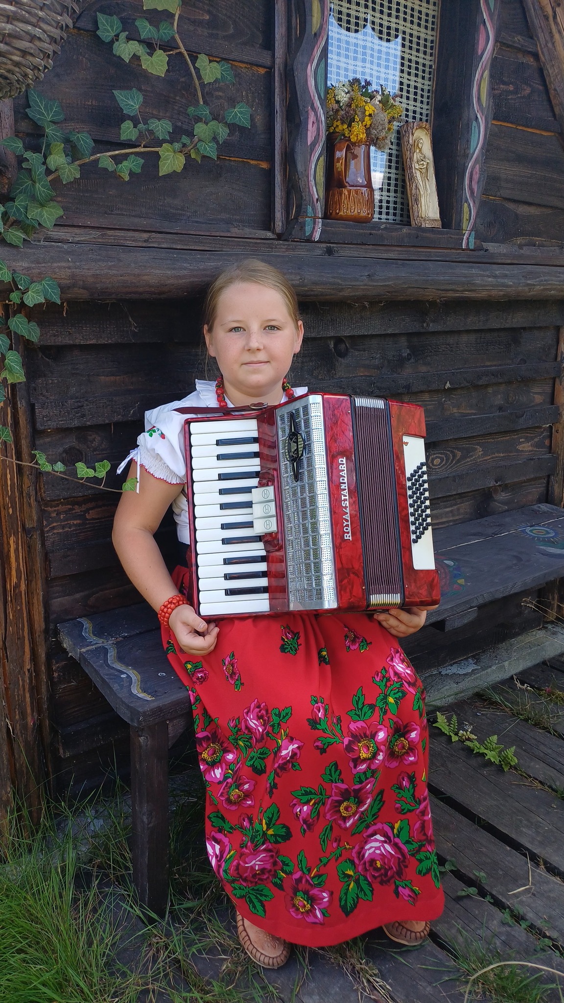 LENA SARATA - JEDNĄ DOLINECKĄ