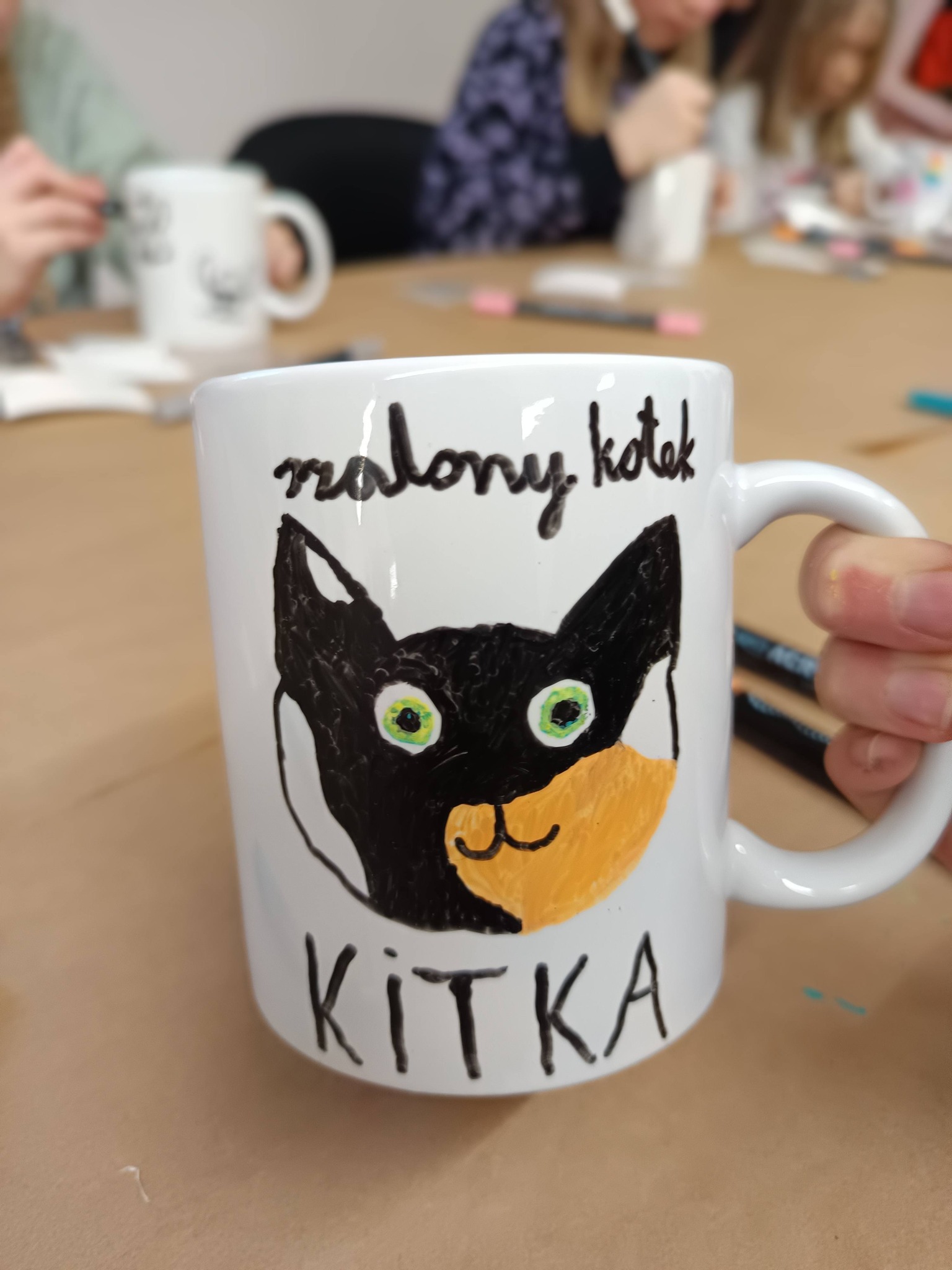 Warsztaty w Świetlicy w Brzeznej - projektowanie kubeczków