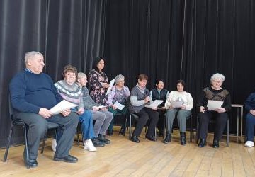 Seniorzy z Placówki Wsparcia Dziennego przygotowują się do Gminnego Dnia Kobiet w GOK Podegrodzie