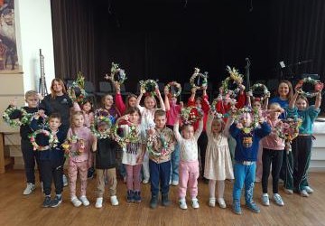 🌸 Wielkanocne warsztaty dla dzieci – kreatywne tworzenie świątecznych wianków