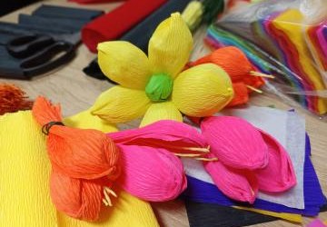 Kolorowa magia w Świetlicy w Naszacowicach – warsztaty bibułkarskie pełne radości i kreatywności