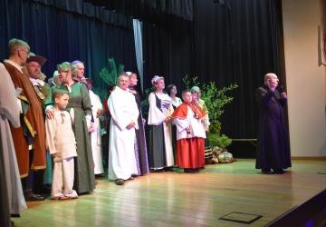 Spektakl „Sługa Maryi z życia Ojca Stanisława Papczyńskiego” cz. II w reżyserii ks. prałata Józefa Wałaszka w Gminnym Ośrodku Kultury w Podegrodziu