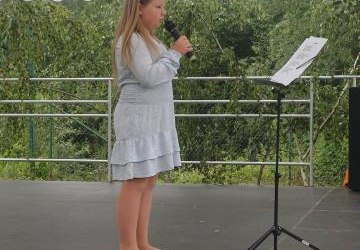 Julka Bugajska i Lenka Sarata wystąpiły podczas Festynu Strażackiego OSP Olszanka